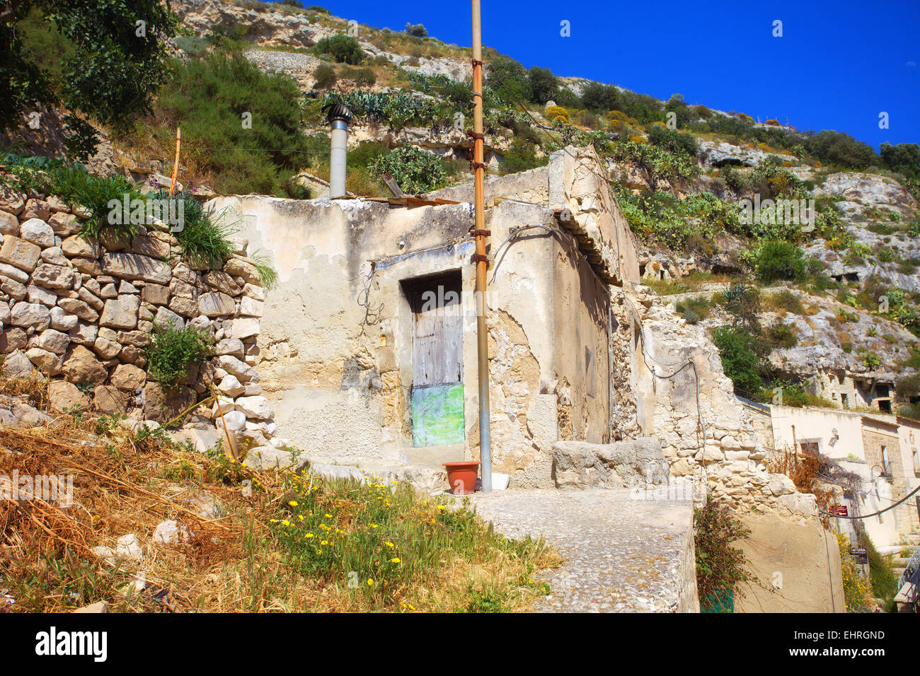 Altes Haus in den Felsen Stadt Scicli, Sizilien Stockfoto