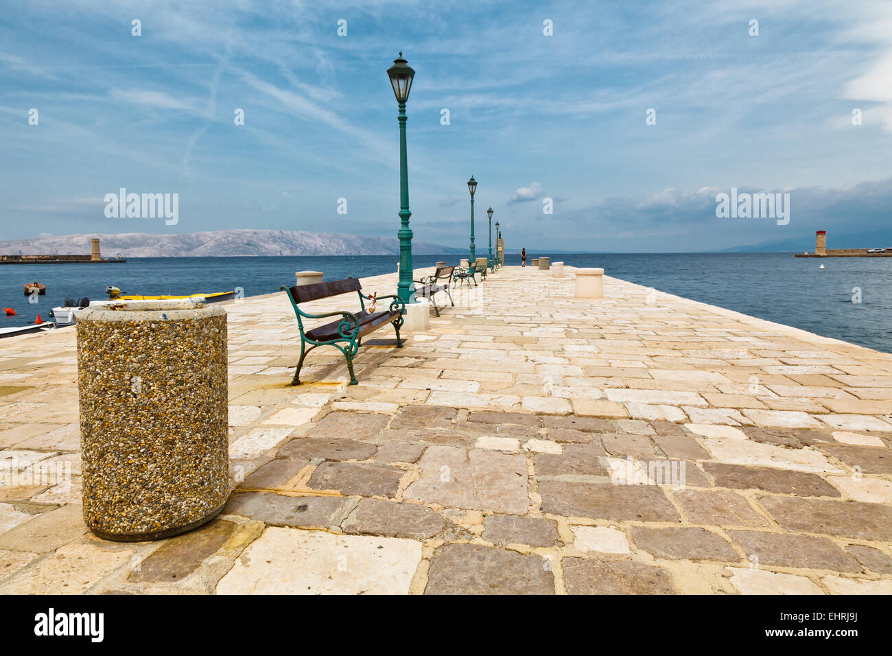 Pier im Mittelmeer Stadt Senj in Kroatien Stockfoto