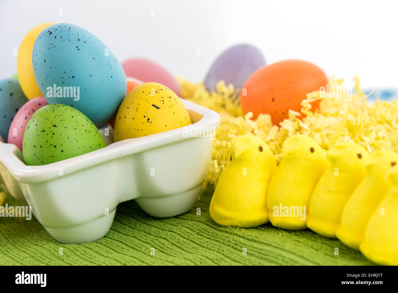 Pastell farbigen Ostereier und gelben Marshmallow-Küken Stockfoto