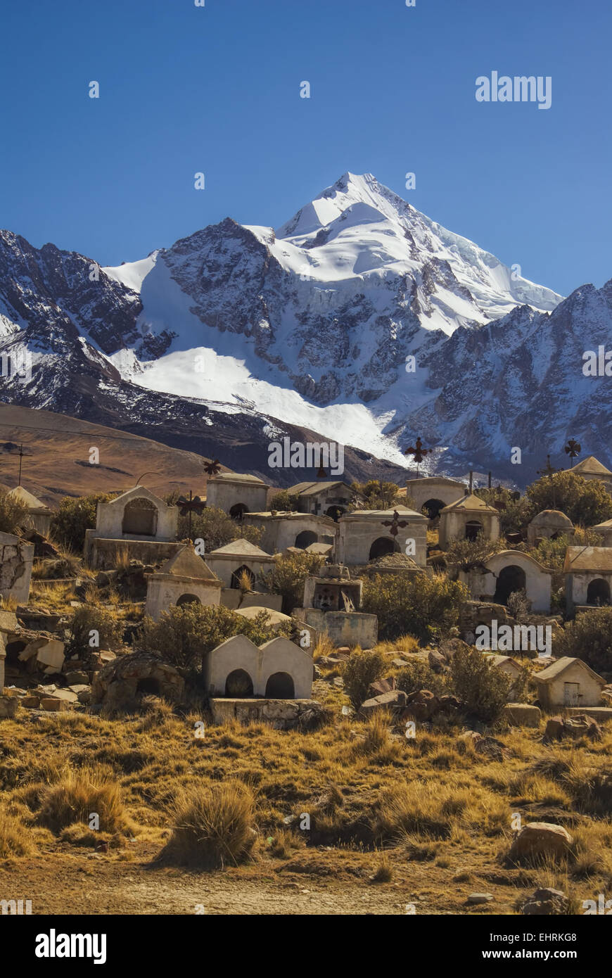 Nekropole mit Huayna Potosi Mountain im Hintergrund, Höhepunkt im bolivianischen Anden Stockfoto