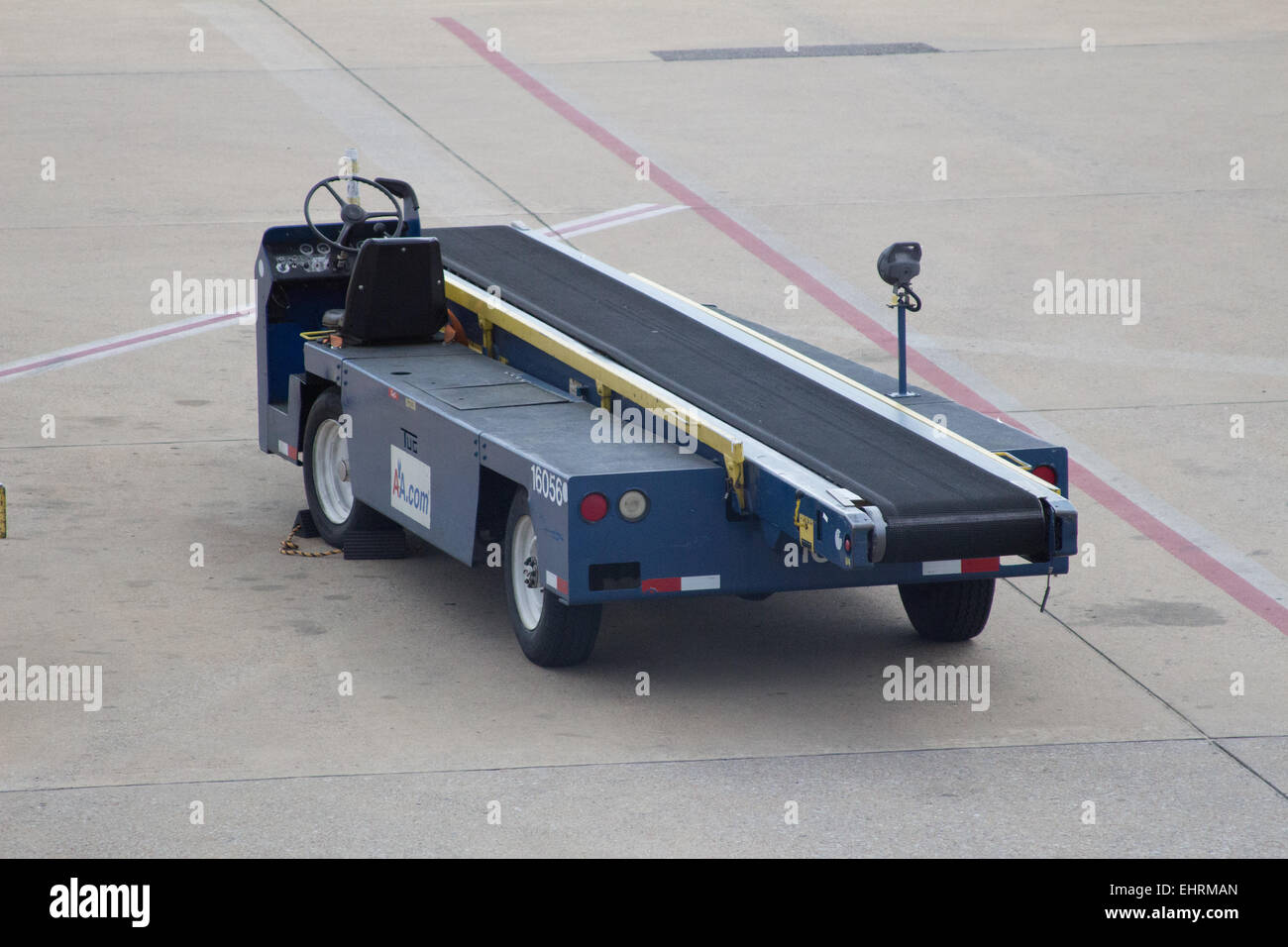 Eine mobile Gepäck Förderband Gürtel Fahrzeug an der internationale  Flughafen Memphis, Tennessee USA Stockfotografie - Alamy