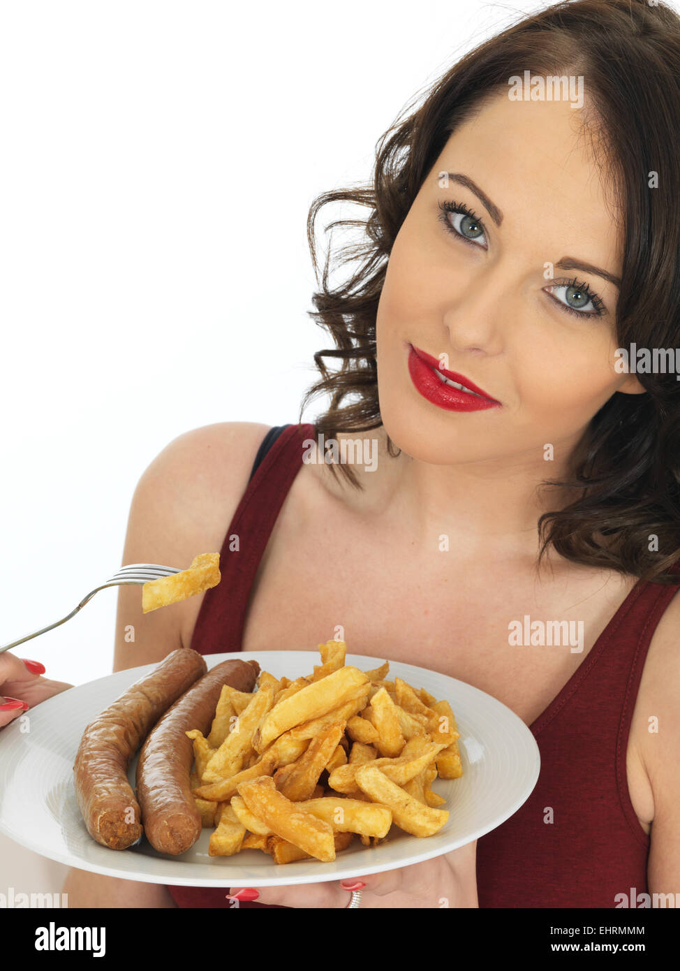 Junge attraktive Frau Essen Jumbo Wurst und Pommes frites Stockfoto