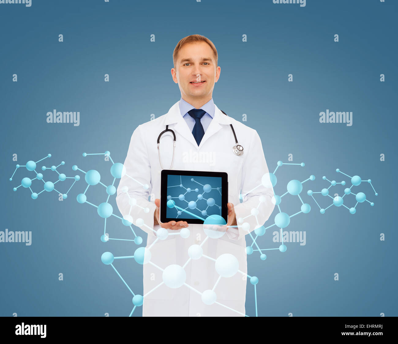 lächelnde männlichen Arzt mit TabletPC und Stethoskop Stockfoto