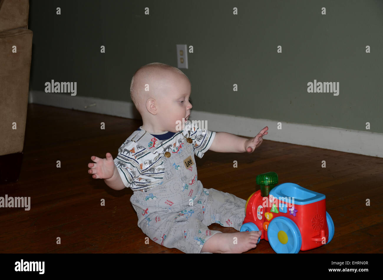 Baby spielt mit seiner Spielzeugeisenbahn. Stockfoto