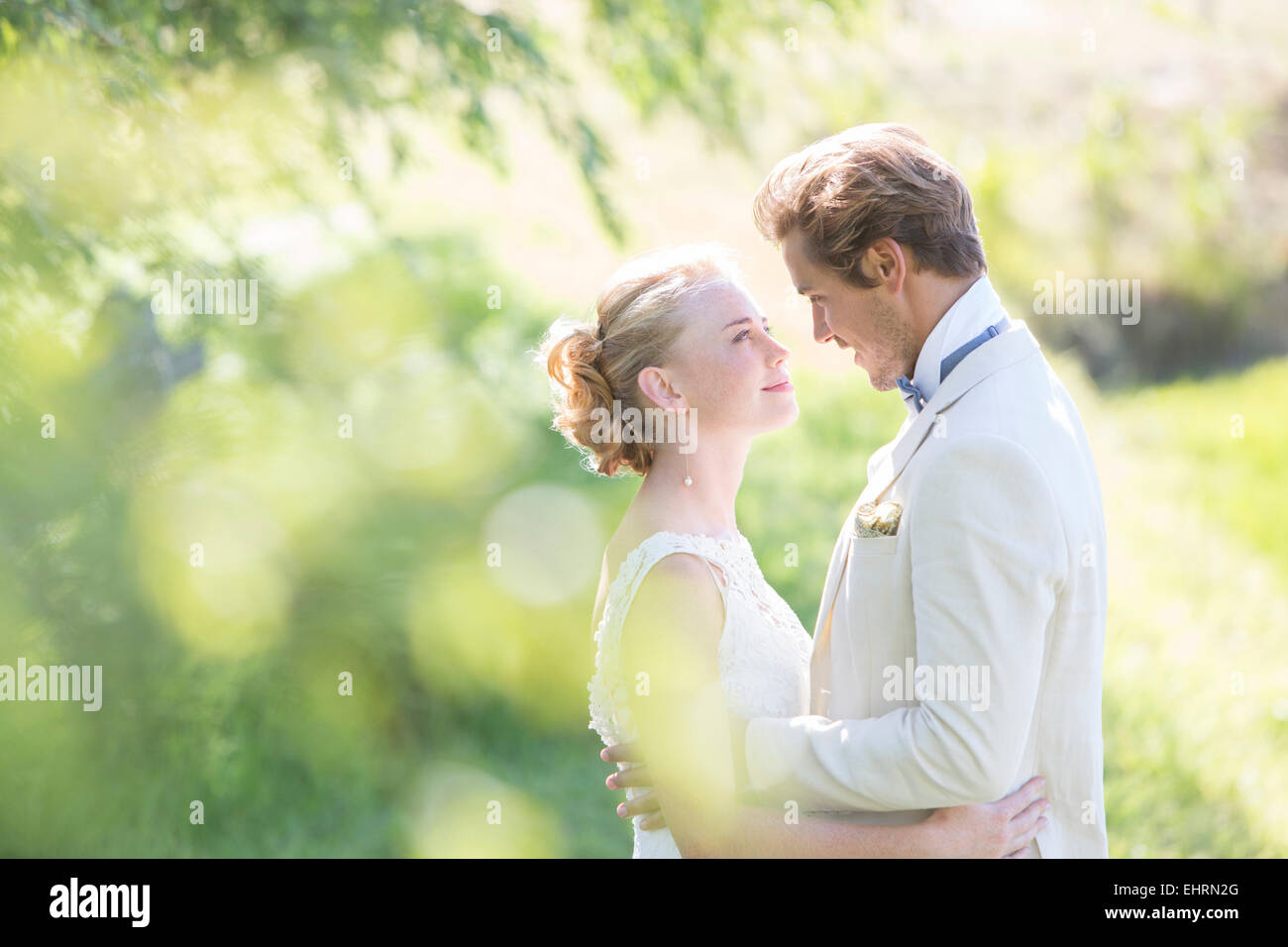 Porträt des jungen Paar umarmt im heimischen Garten Stockfoto