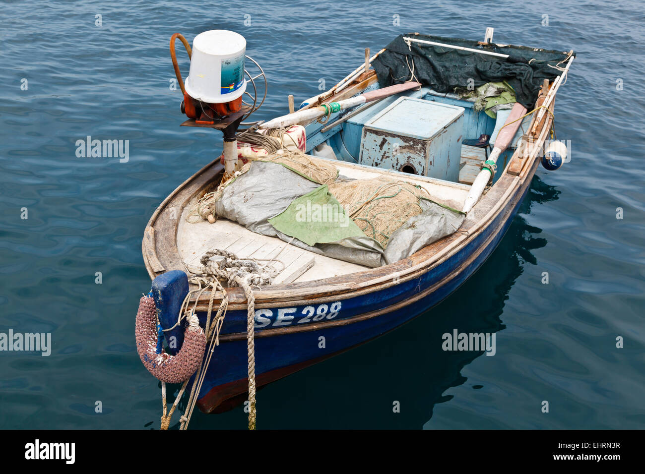 Fischerboot am Hafen in Senj, Kroatien Stockfoto