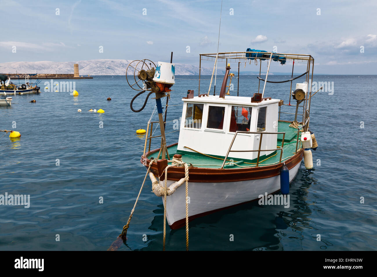 Fischerboot am Hafen in Senj, Kroatien Stockfoto