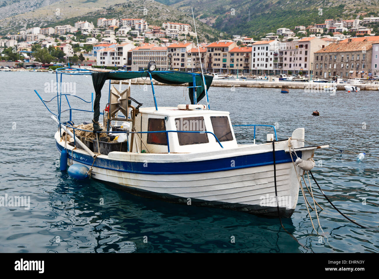 Fischerboot am Hafen in Senj, Kroatien Stockfoto