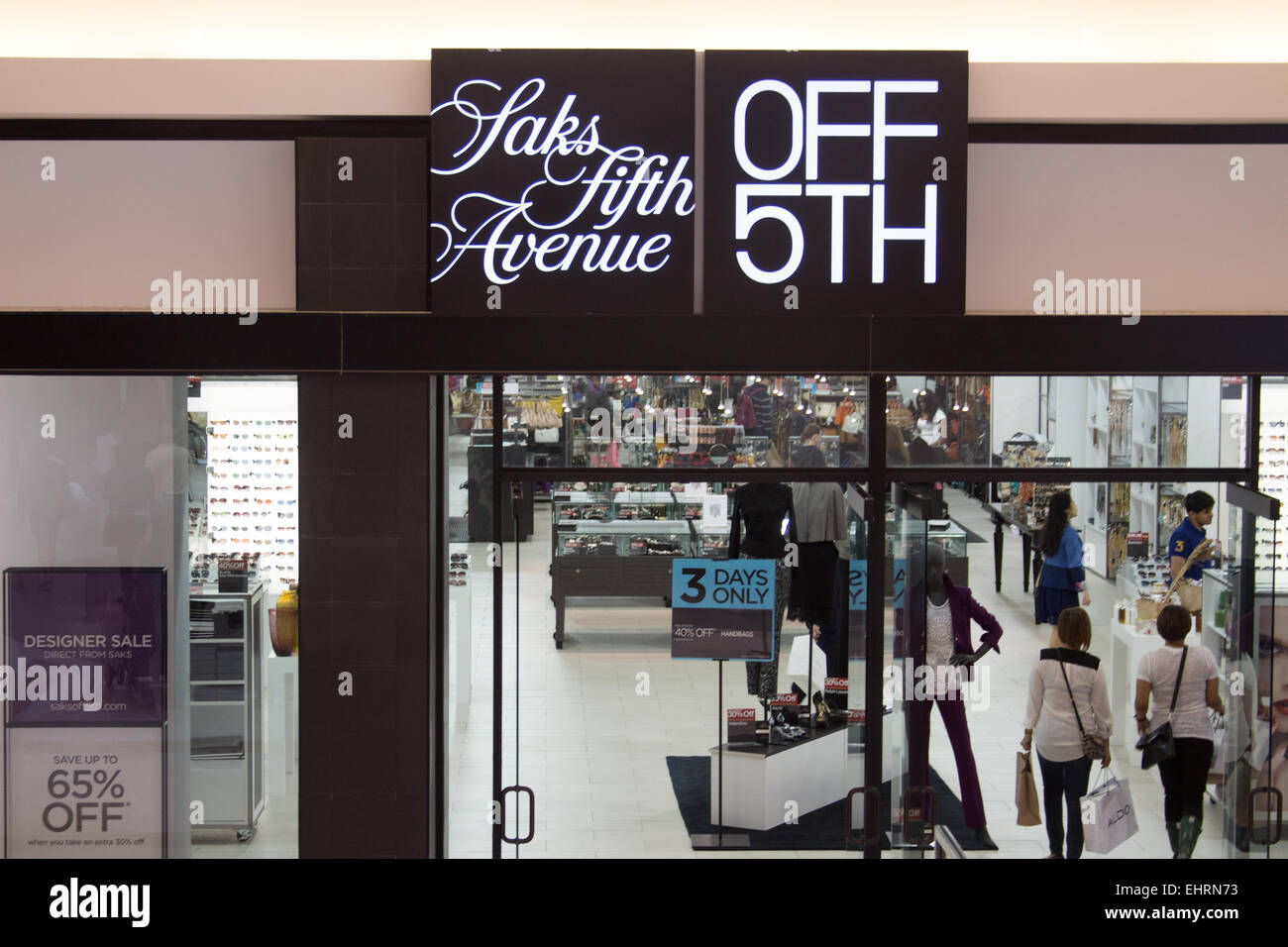 Saks Fifth Avenue speichern im Einkaufszentrum Fashion Outlets of Chicago in Rosemont, in der Nähe von Chicago O' Hare Flughafen, Illinois, USA Stockfoto