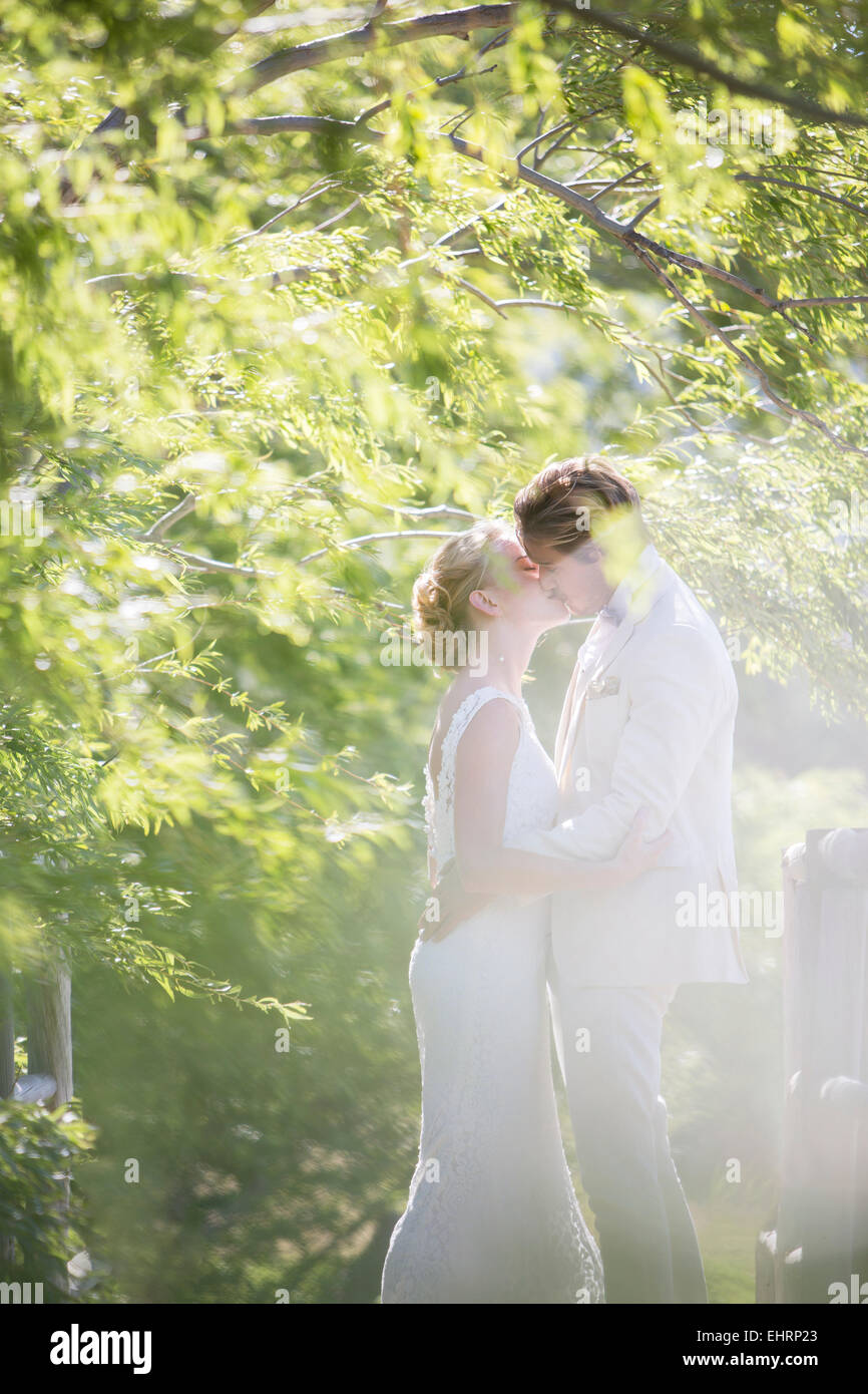 Junges Paar küssen im Hausgarten Stockfoto