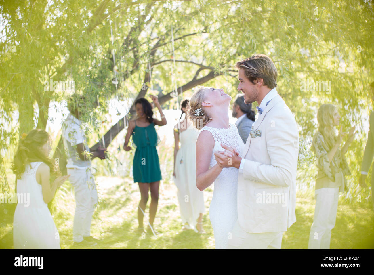 Junge Paare tanzen bei Hochzeitsfeier im heimischen Garten Stockfoto