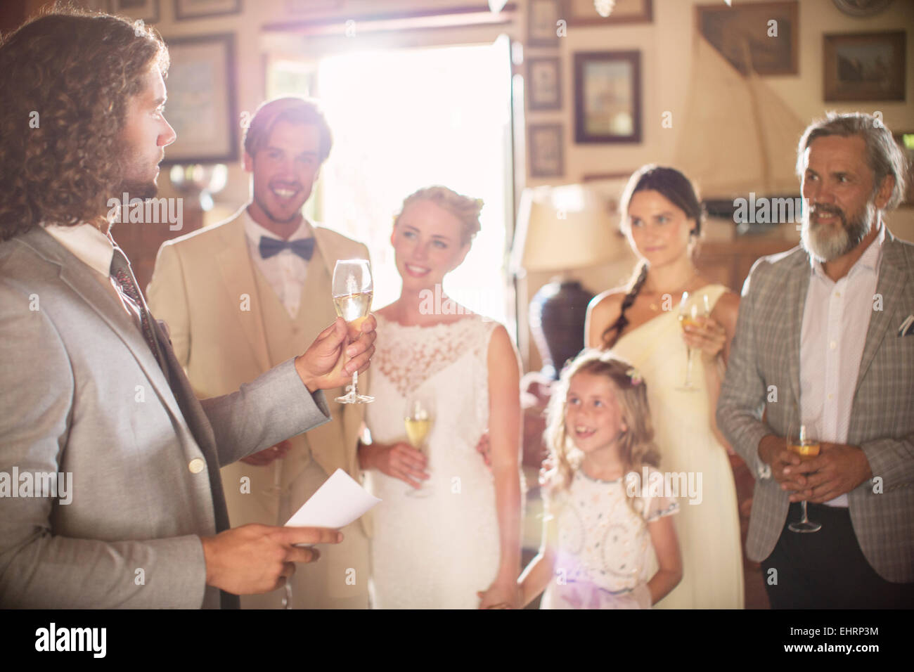 Am besten man Toasten mit Champagner und Rede während der Hochzeitsfeier im Wohnraum Stockfoto