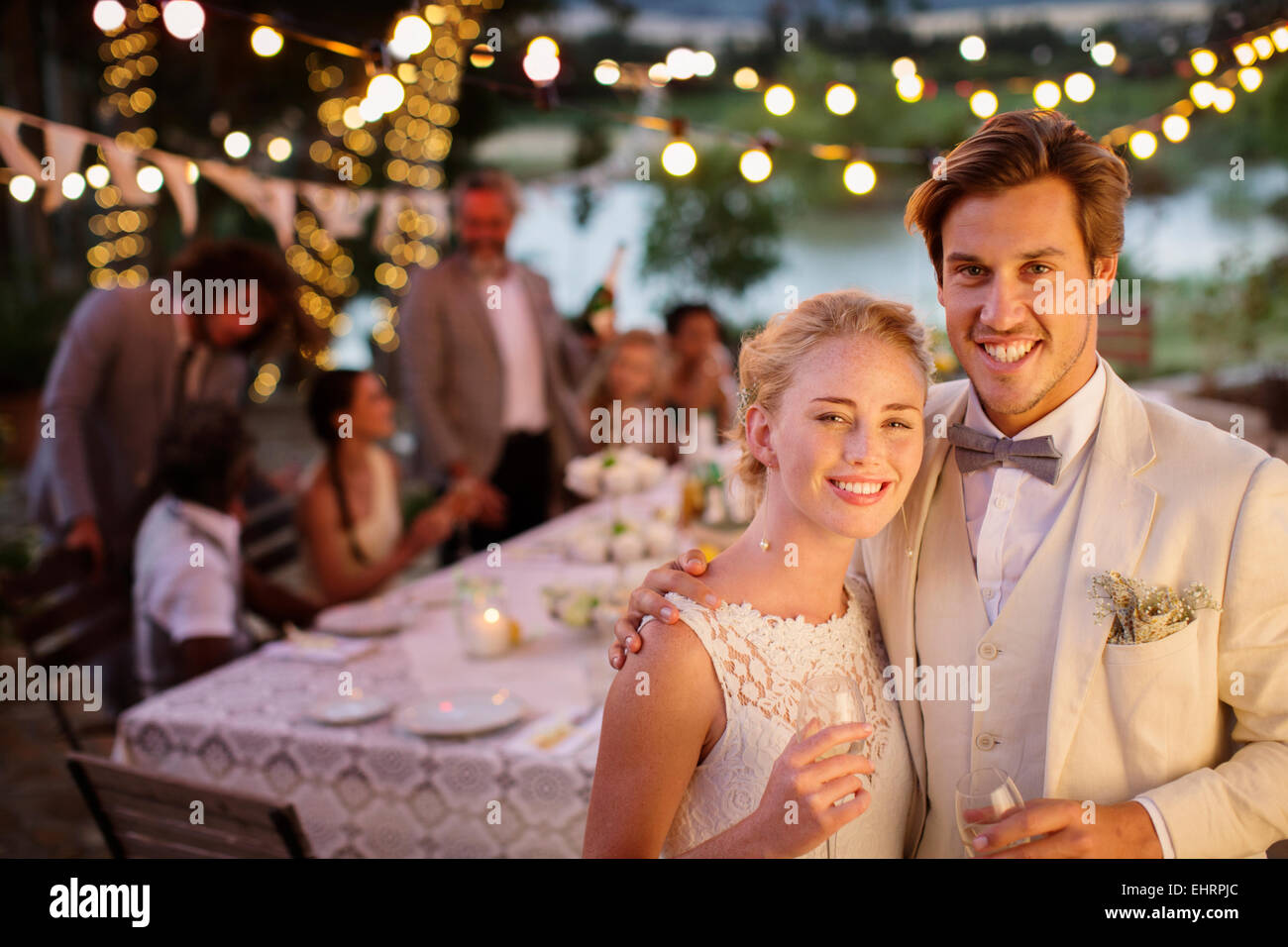 Porträt des jungen Paares während der Hochzeitsfeier im heimischen Garten Stockfoto