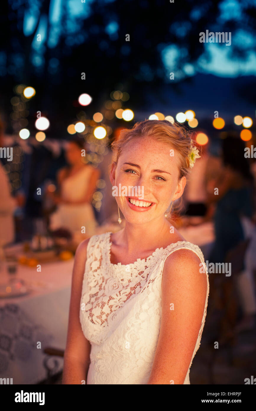 Porträt der Braut im Garten in der Dämmerung Stockfoto