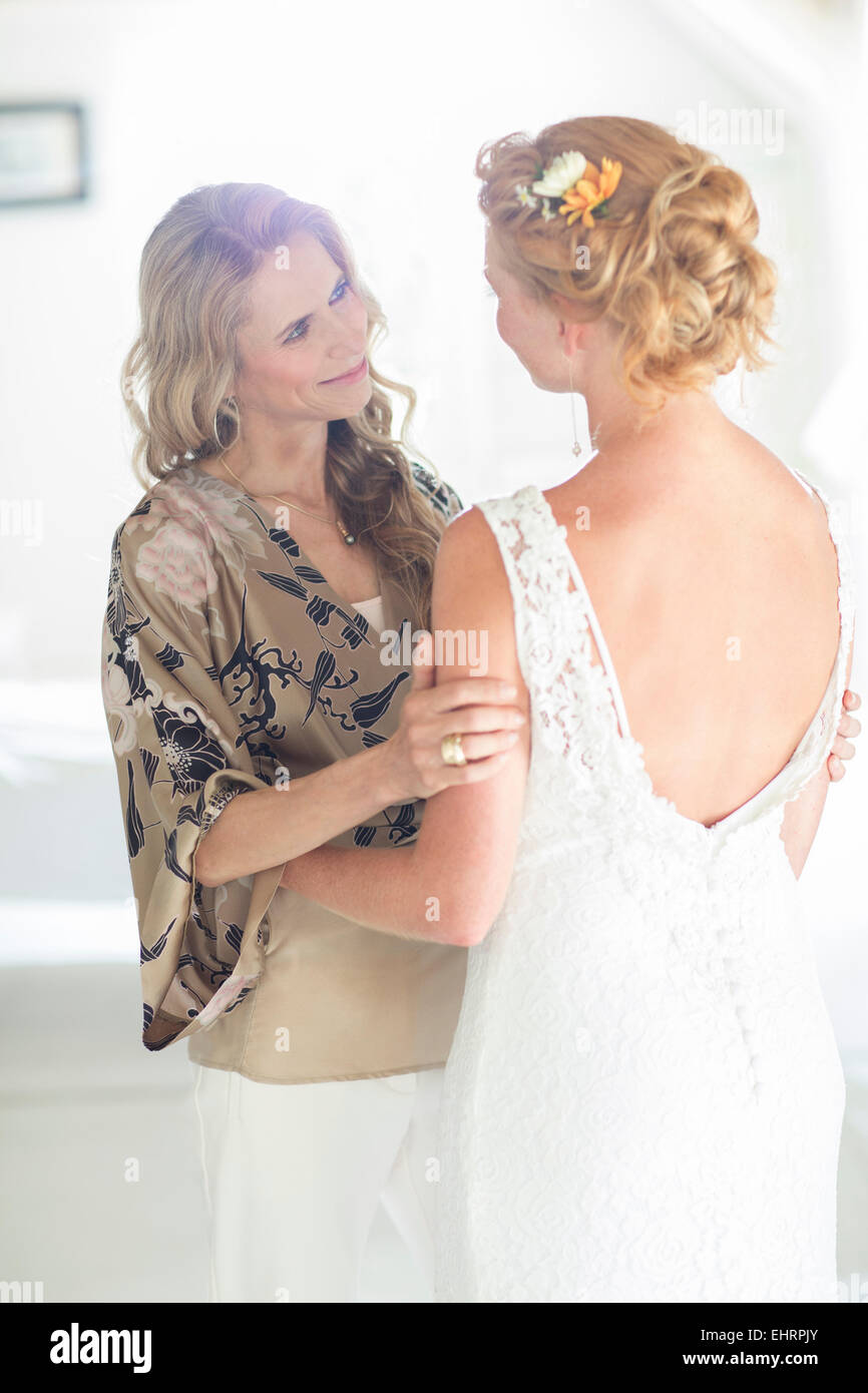 Matrone der Ehre und Braut sprechen im Wohnraum Stockfoto