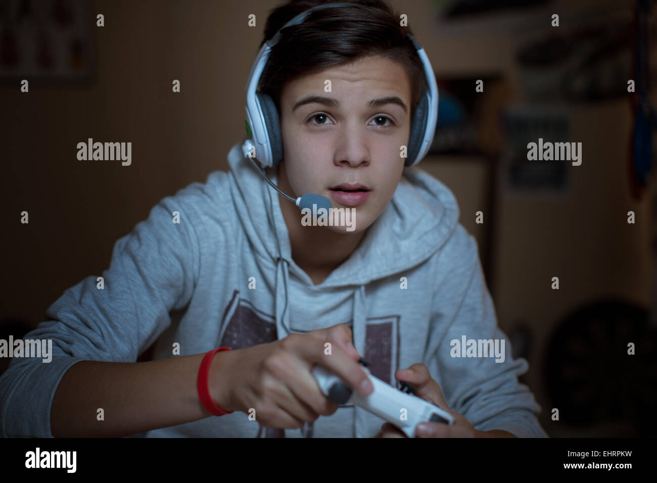 Teenager mit Kopfhörer spielen Videospiel Stockfoto