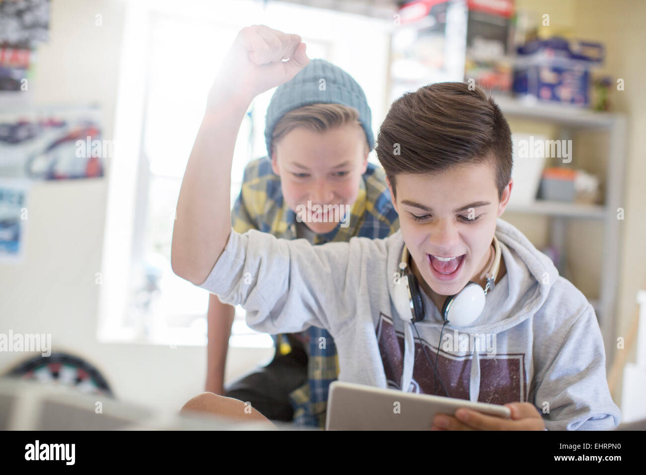 Zwei Jungs im Teenageralter Spaß bei der Nutzung digitalen Tablets Stockfoto