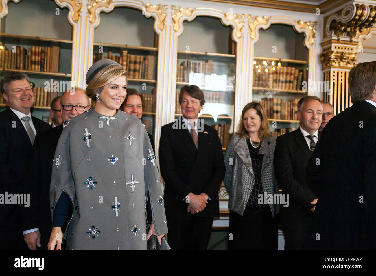 Kopenhagen, Dänemark. 17. März 2015. Ein lächelnder besuchten Königin Máxima, Holland, während die königlichen Paare Zustand abgebildet nach Dänemark, wo sie sich PM, Helle Thorning-Schmidt trafen. hinter Königin Maxima ist die niederländische Delegation von Geschäftsleuten, nach der Tour Credit: OJPHOTOS/Alamy Live News Stockfoto