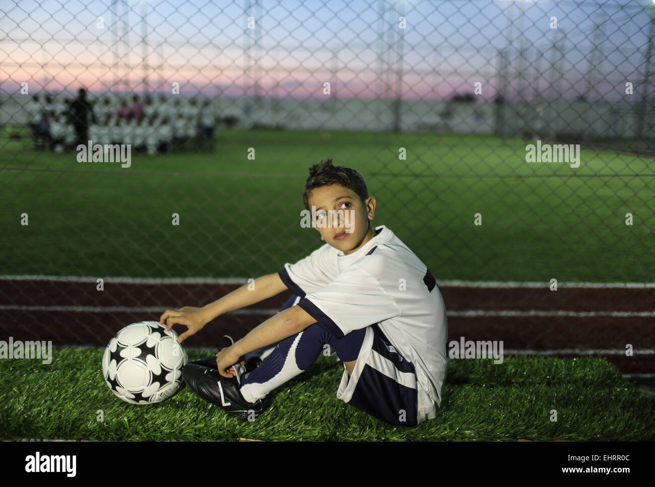 (150317)--GAZA, 17. März 2015 (Xinhua)--Bilal Abbas, ein 11 Einjahres palästinensischen Fußballspieler aus Jebaliya Flüchtlingslager, liegt neben dem Fußballplatz in Gaza-Stadt am 16. März. 2015. Abbas Trainer sagte Abbas Fußball sehr gut gespielt und davon geträumt, ein Akteur in FC Barcelona. (Xinhua/Wissam Nassar) Stockfoto