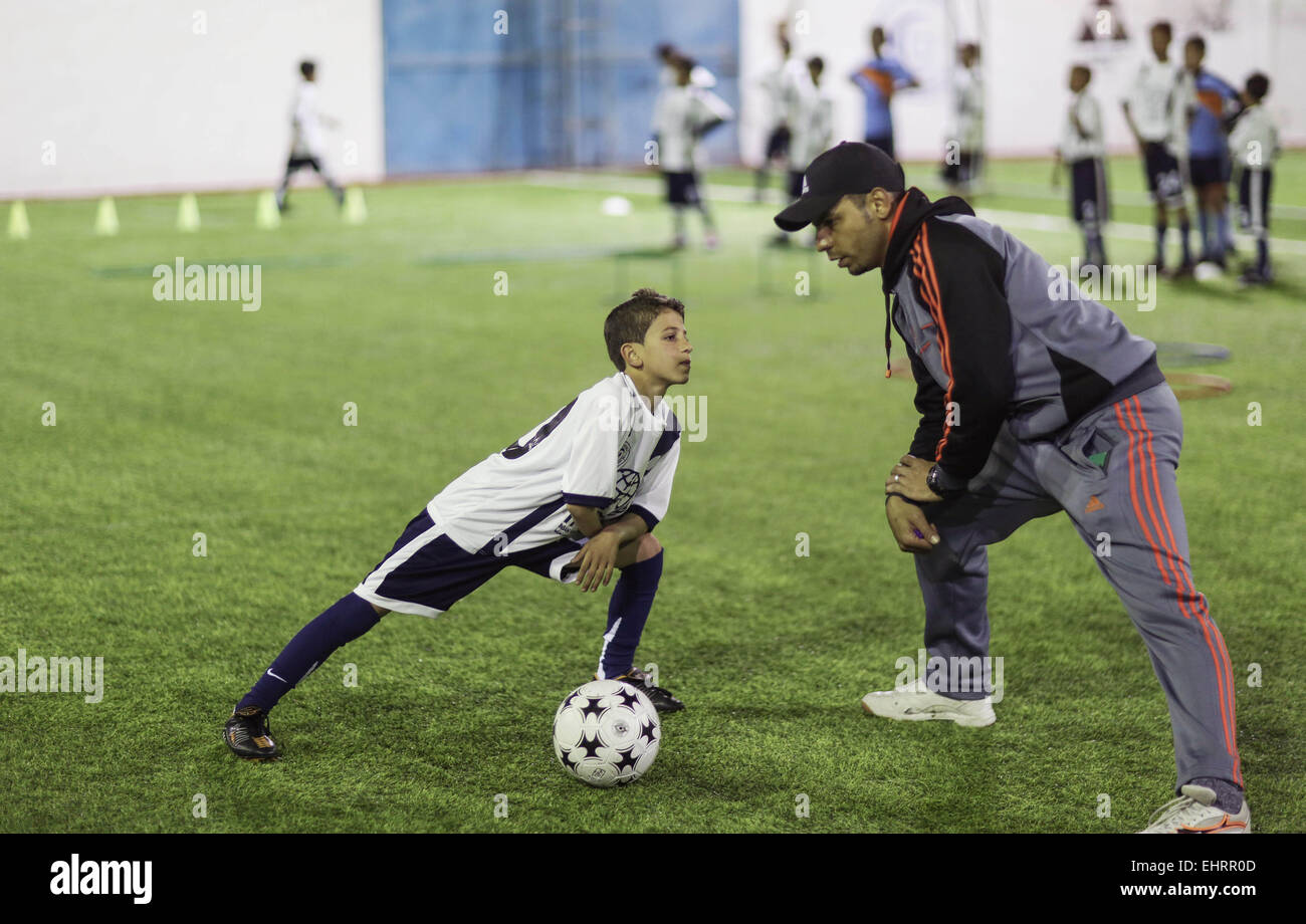 (150317)--GAZA, 17. März 2015 (Xinhua)--Bilal Abbas (L), ein 11 Einjahres palästinensischen Fußballspieler aus Jebaliya Flüchtlingslager, erwärmt sich vor Training bei einem Fußballspiel pitch in Gaza-Stadt am 16. März. 2015. Abbas Trainer sagte Abbas Fußball sehr gut gespielt und davon geträumt, ein Akteur in FC Barcelona. (Xinhua/Wissam Nassar) Stockfoto