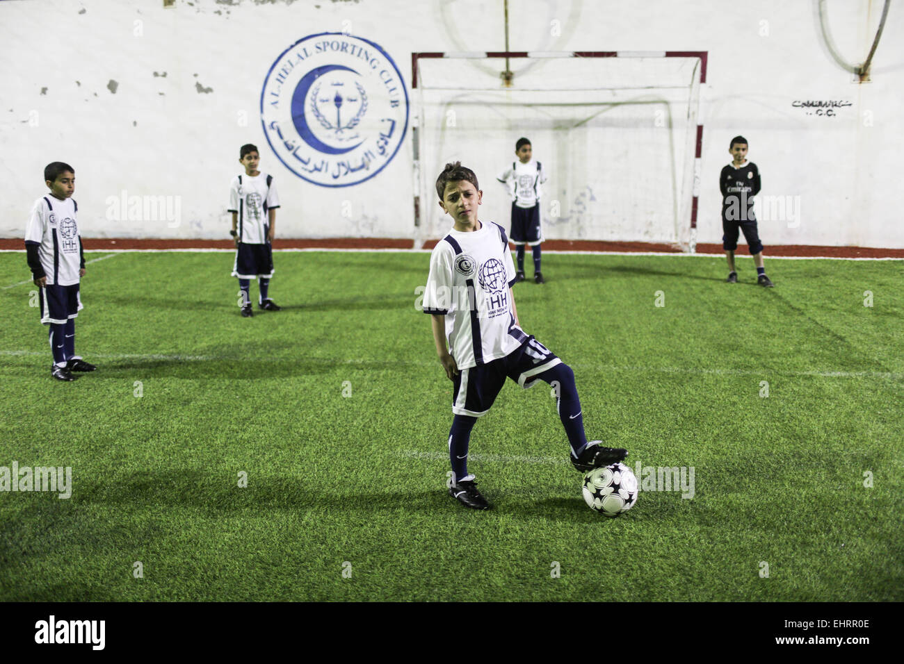 (150317)--GAZA, 17. März 2015 (Xinhua)--Bilal Abbas (C), ein 11 Einjahres palästinensischen Fußballspieler aus Jebaliya Flüchtlingslager, Praktiken bei einem Fußballspiel Tonhöhe in Gaza-Stadt am 16. März. 2015. Abbas Trainer sagte Abbas Fußball sehr gut gespielt und davon geträumt, ein Akteur in FC Barcelona. (Xinhua/Wissam Nassar) Stockfoto