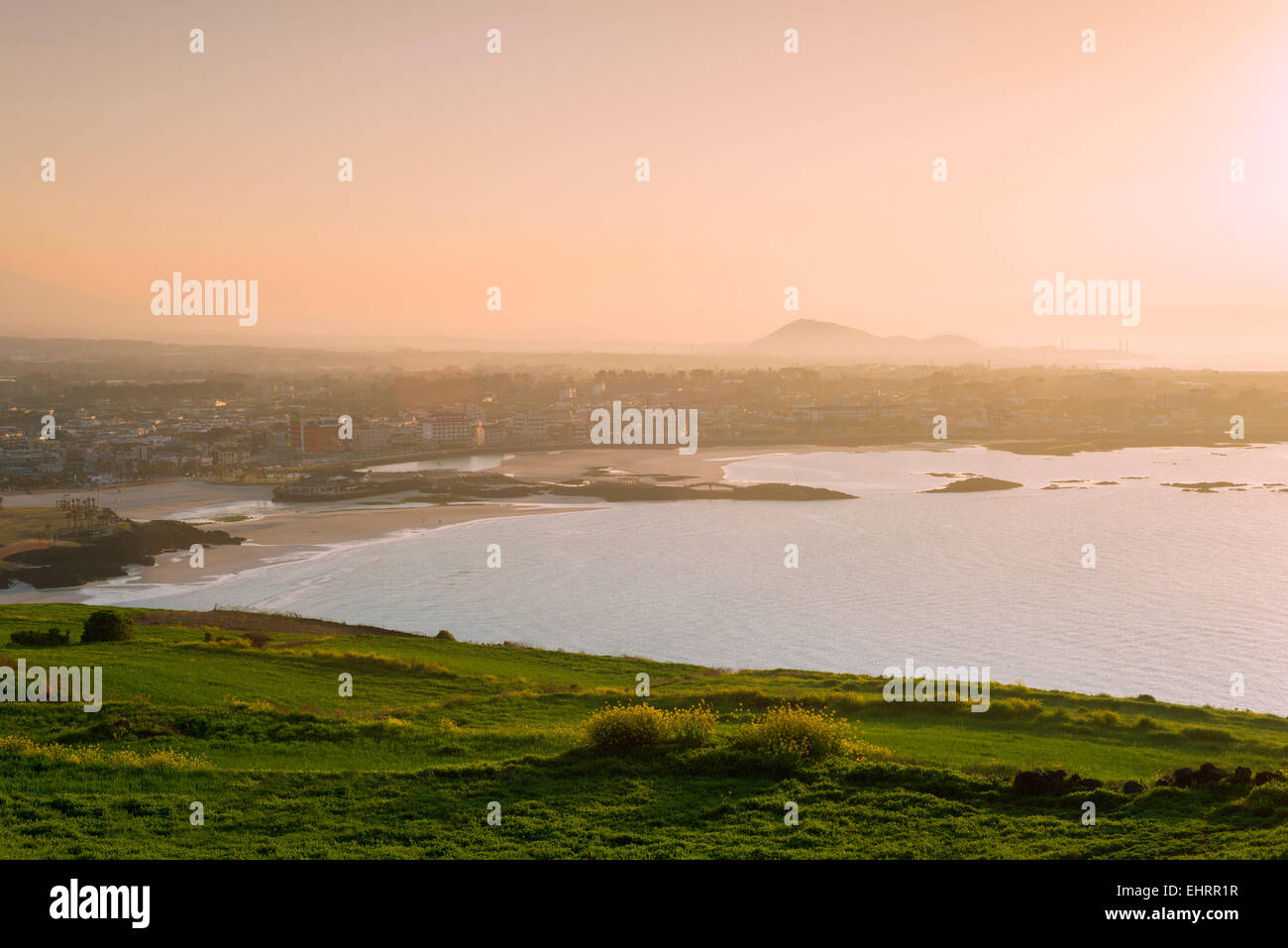 Asien, Republik Korea, Südkorea, Jeju Insel, Küstenlandschaft und Sonnenuntergang am Strand von Gimnyeong Seongsegi Stockfoto