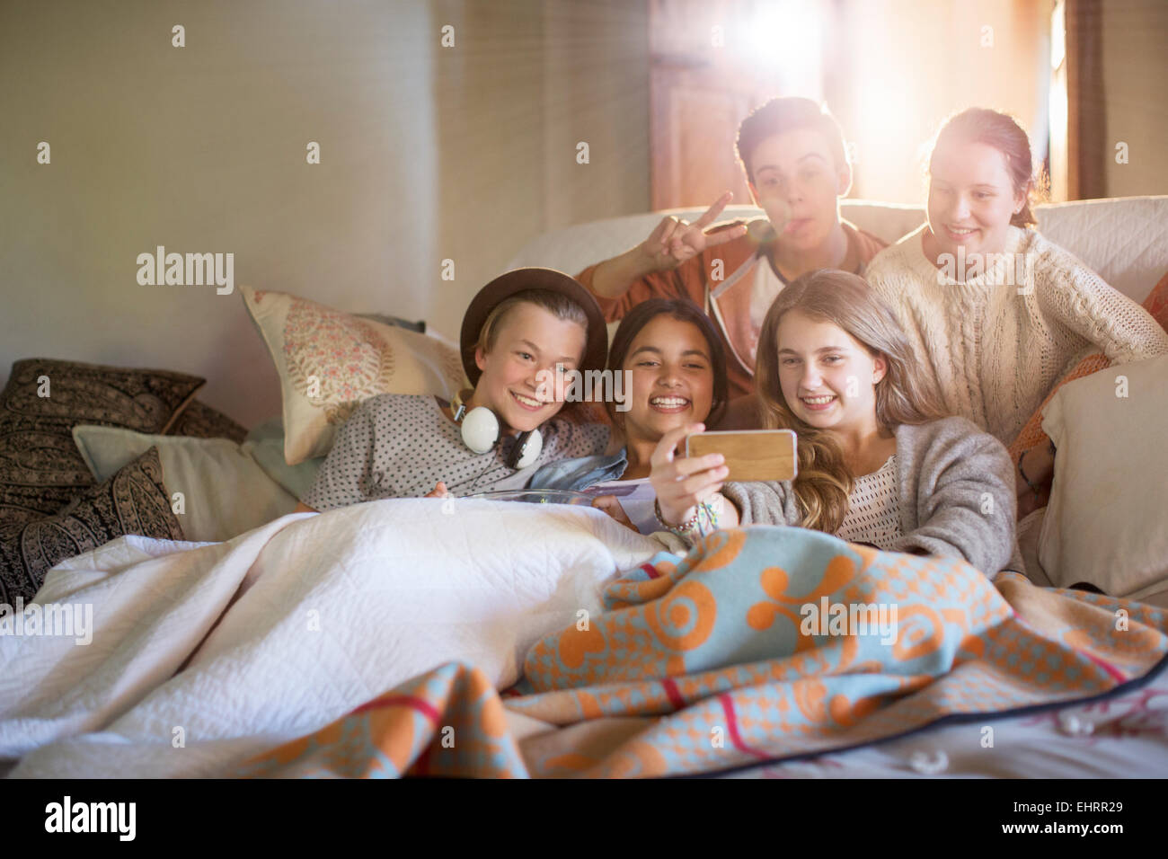Gruppe von Jugendlichen unter Selfie auf Sofa im Wohnzimmer Stockfoto