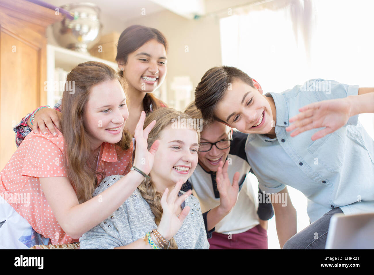 Gruppe von Jugendlichen winken bei der Kommunikation über das internet Stockfoto