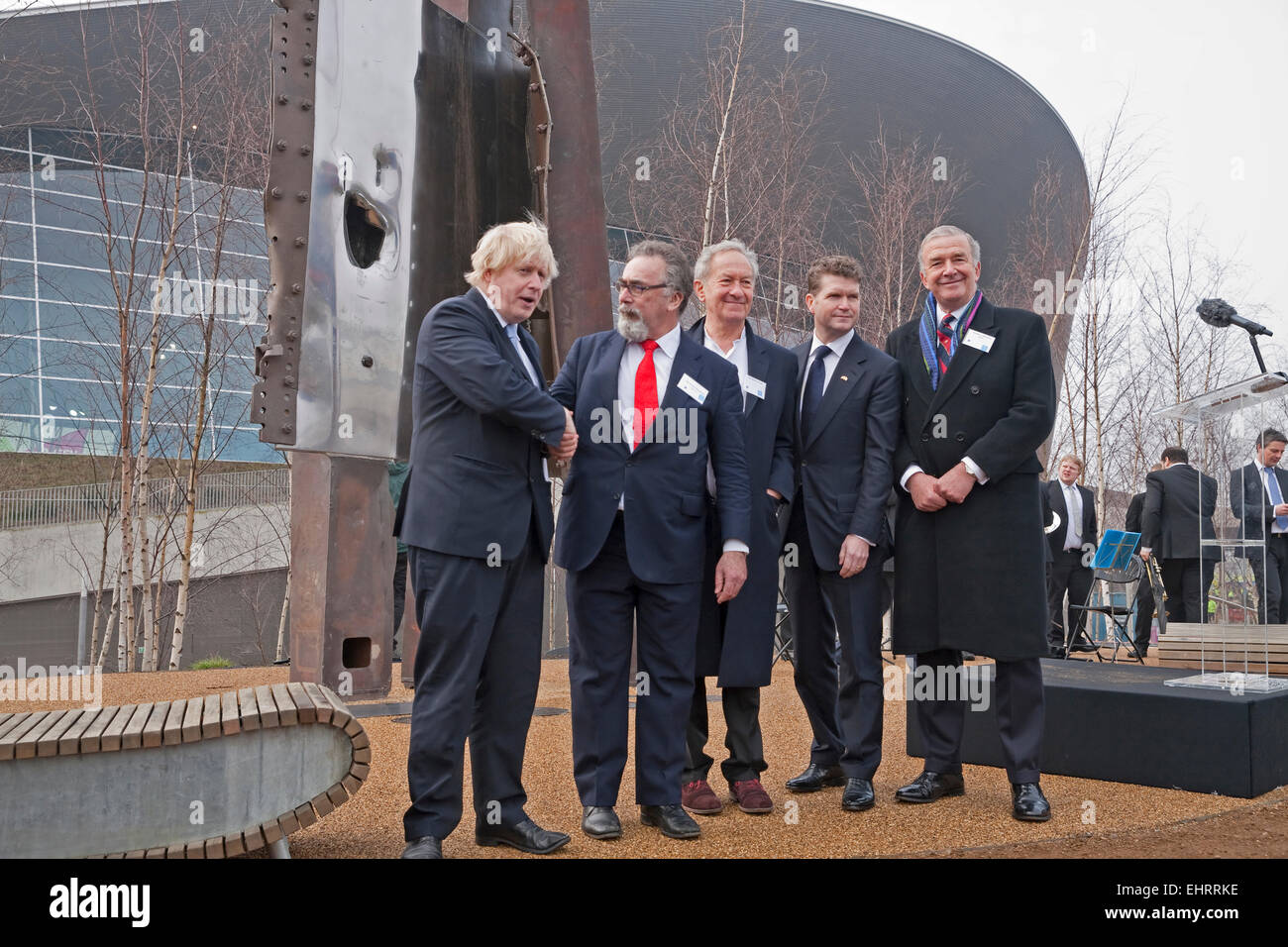 Londoner Bürgermeister Boris Johnson schüttelt Hände mit anderen an die 9/11-Stahl-Skulptur enthüllt ist seine ständige Heimat im Queen Elizabeth Olympic Park. Stockfoto