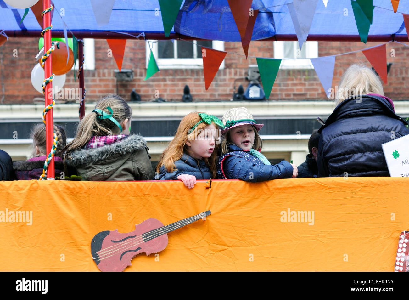 Nottingham, UK. 17. März 2015. St. Patricks Day Parade Nottingham Stadtzentrum entfernt. Hunderte von Menschen stellte sich heraus, dass es sich für die Parade, die den Wald Spielgelände um 12: 00 Uhr verlassen und machte seinen Weg zum alten Marktplatz wo Tanzgruppen und Bands die Massen unterhalten. Bildnachweis: IFIMAGE/Alamy Live-Nachrichten Stockfoto