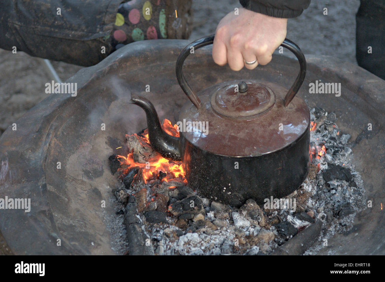 Alten Wasserkocher kochendes Wasser auf offenem Feuer Stockfoto