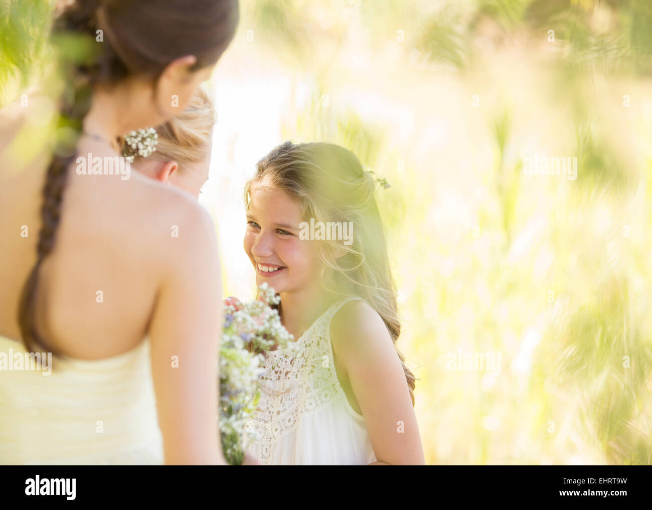 Brautjungfer mit Blumenstrauß während Hochzeitsfeier im Garten Stockfoto