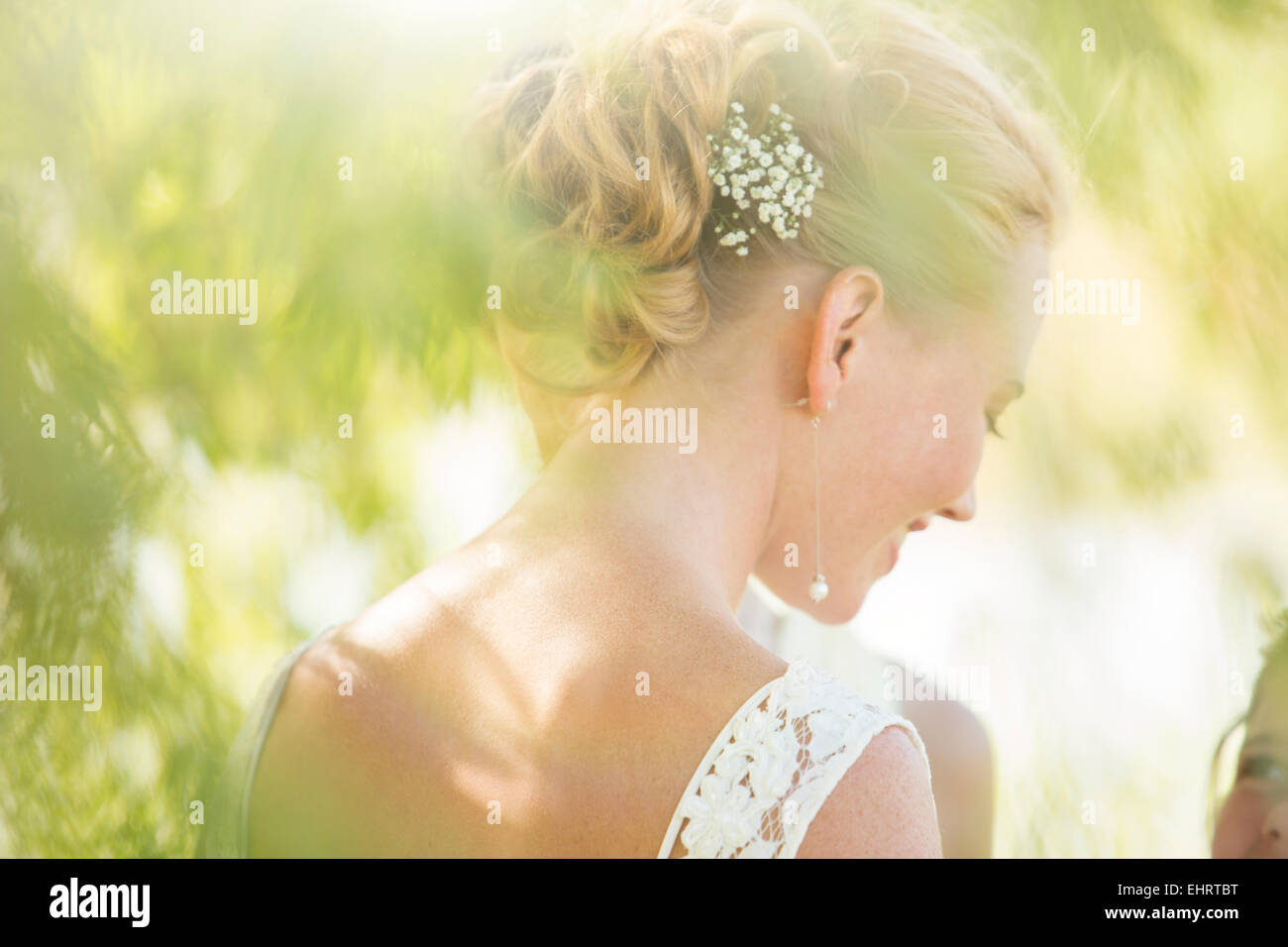Braut im Hausgarten Stockfoto