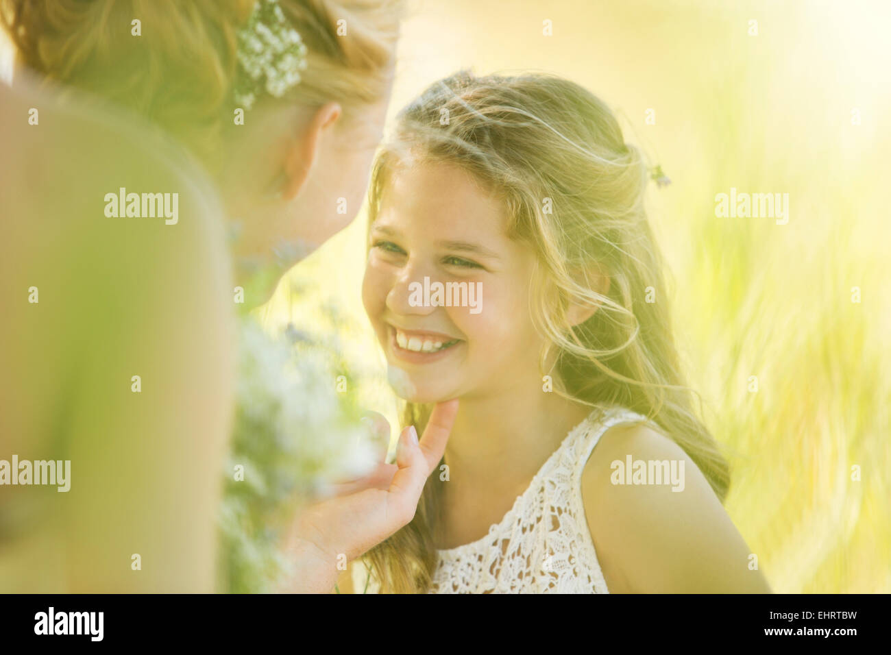 Braut im Gespräch mit Brautjungfer im heimischen Garten Stockfoto