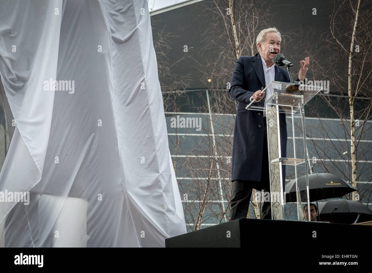 London, UK. 17. März 2015. Bürgermeister Boris Johnson stellt 9/11 Stahlskulptur Credit: Guy Corbishley/Alamy Live-Nachrichten Stockfoto