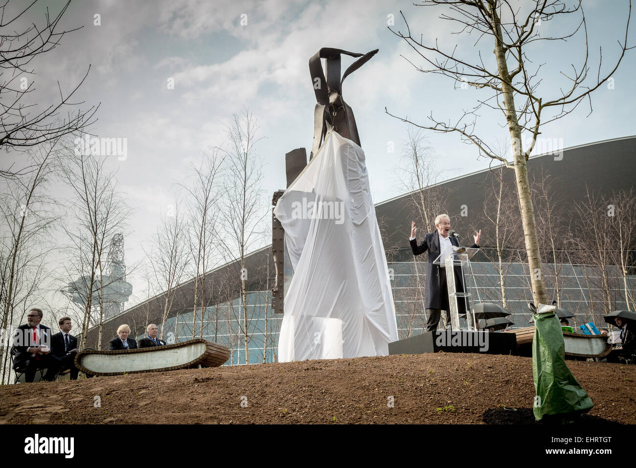 London, UK. 17. März 2015. Bürgermeister Boris Johnson stellt 9/11 Stahlskulptur Credit: Guy Corbishley/Alamy Live-Nachrichten Stockfoto