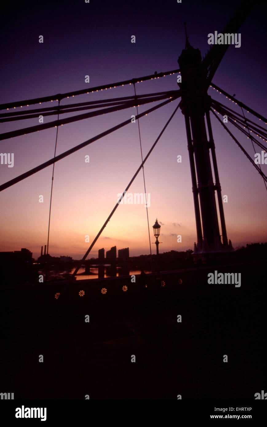 AJAXNETPHOTO - 1984. LONDON, ENGLAND. ALBERT-BRÜCKE BEI SONNENUNTERGANG. FOTO: JONATHAN EASTLAND/AJAX REF: XXX1 Stockfoto