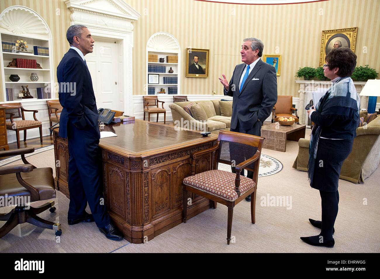 US-Präsident Barack Obama mit Jerry Abramson, Direktor des zwischenstaatlichen Angelegenheiten und Senior Advisor Valerie Jarrett im Oval Office des weißen Hauses 18. November 2014 in Washington, DC trifft. Stockfoto