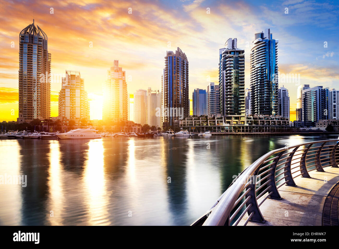 Skyline von Dubai Marina bei Nacht mit Booten, Vereinigte Arabische Emirate, Naher Osten Stockfoto
