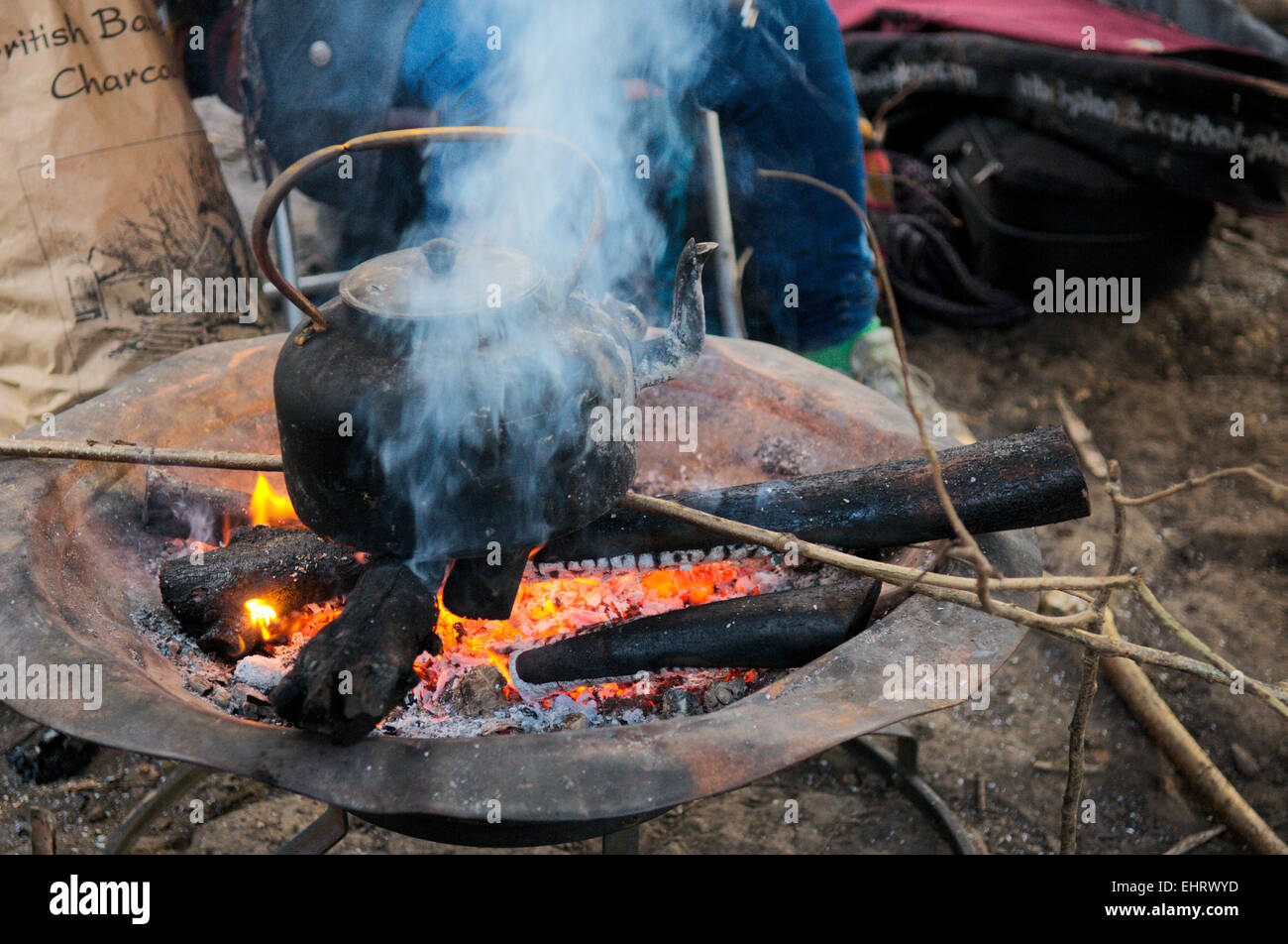 Alten Wasserkocher kochendes Wasser auf offenem Feuer Stockfoto