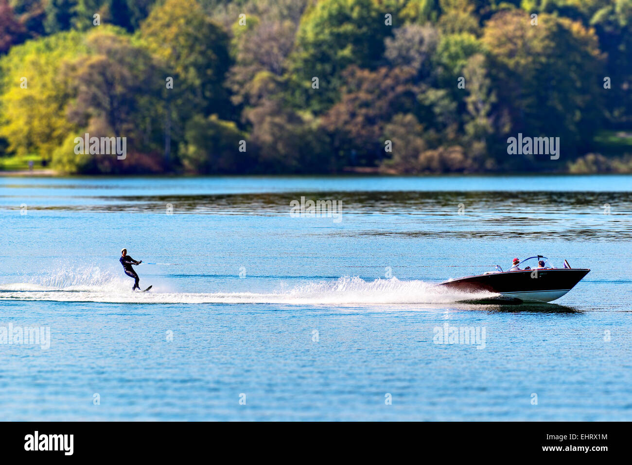 Bild von Sport-Boot und Wasser Skifahrer an einem See Stockfoto