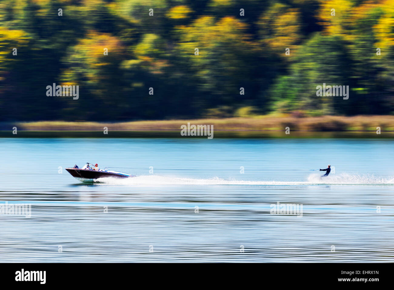 Bild von Sport-Boot und Wasser Skifahrer an einem See Stockfoto