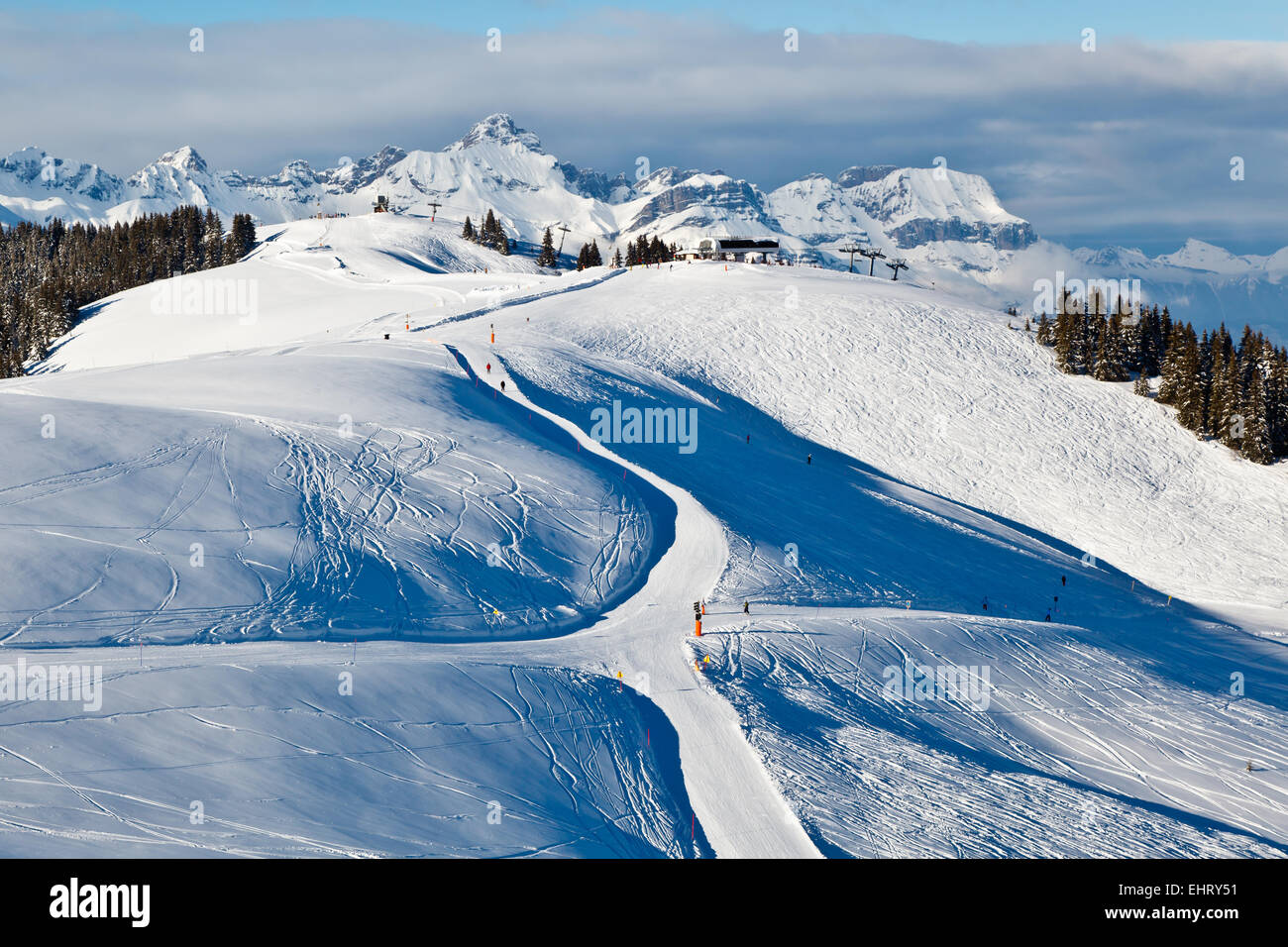 Skifahren und Snowboarden in Französische Alpen Stockfoto