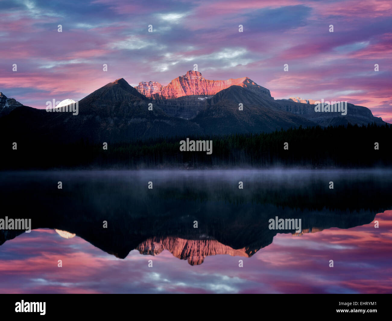 Herbert Lake mit Mount Temple Reflexion und Sonnenaufgang. Banff Nationalpark, Alberta, Kanada Stockfoto