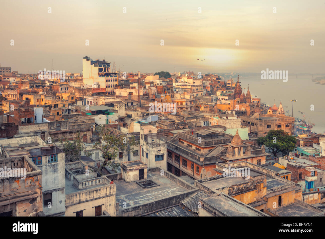Blick auf den Sonnenuntergang über Varanasi während Drachenfest Stockfoto