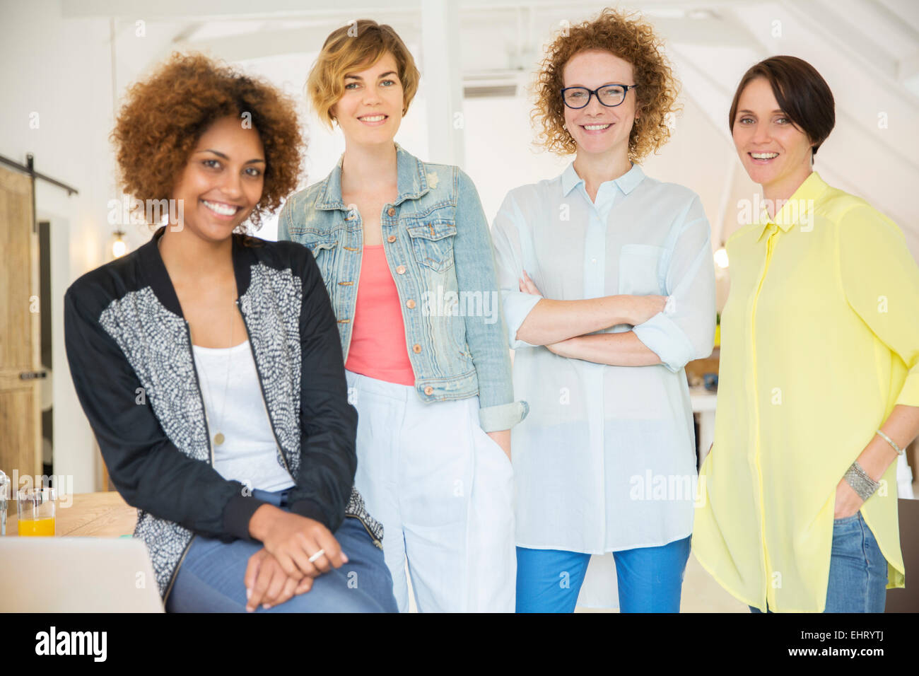 Gruppe von lächelnden Frauen bei der Arbeit Stockfoto