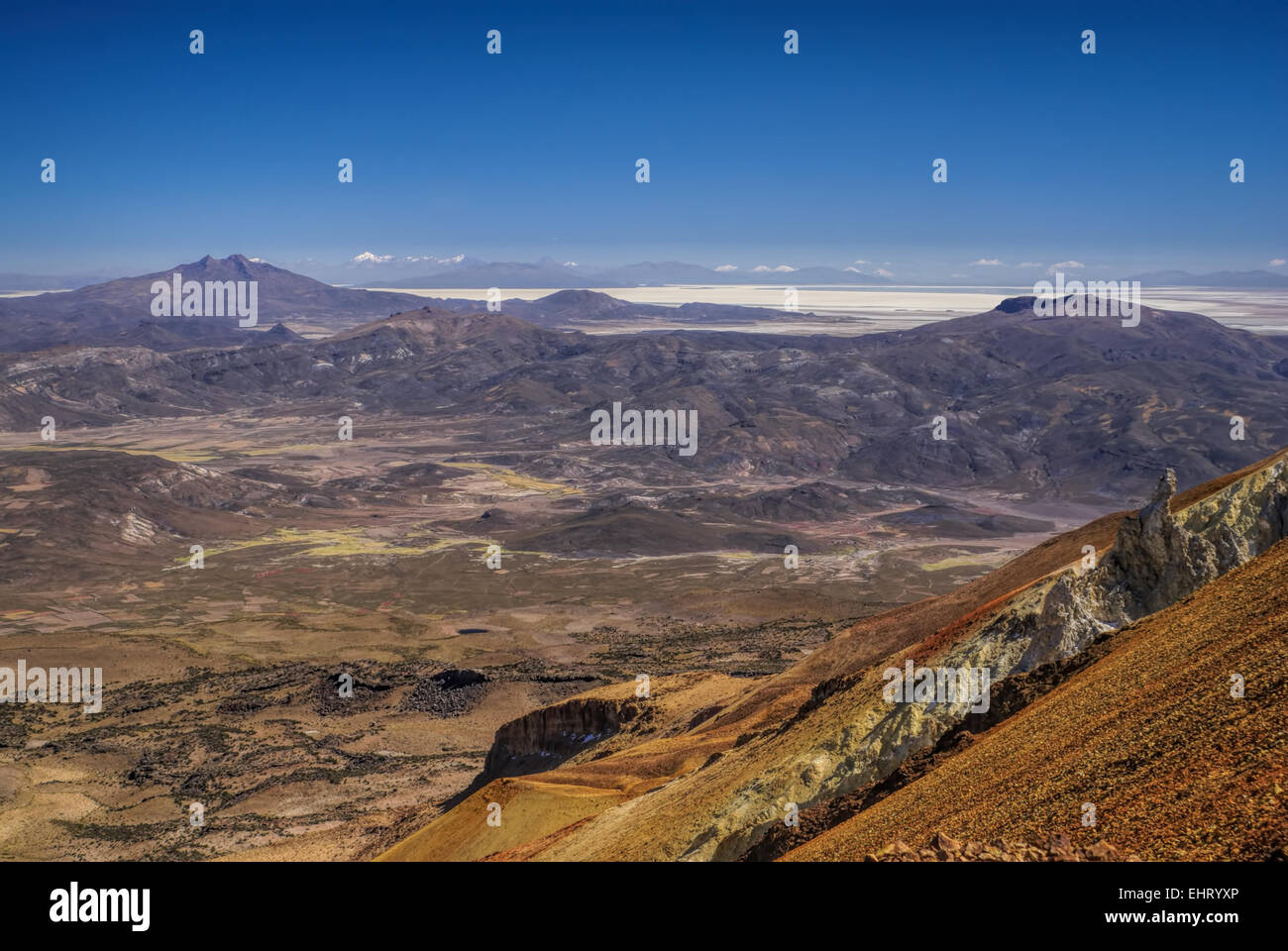 Blick auf farbigen Berge und Salz Flugzeug Salar de Uyuni in Bolivien Stockfoto