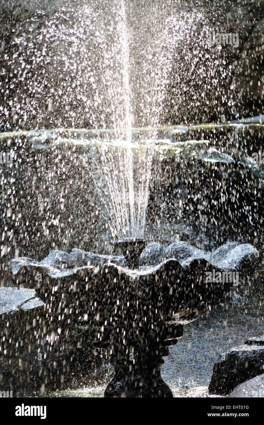 Wasser-Brunnen durch natürliches Licht beleuchtet Stockfoto