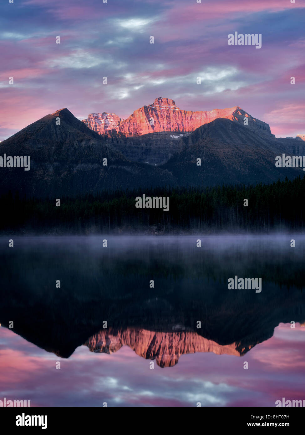 Herbert Lake mit Mount Temple Reflexion und Sonnenaufgang. Banff Nationalpark, Alberta, Kanada Stockfoto