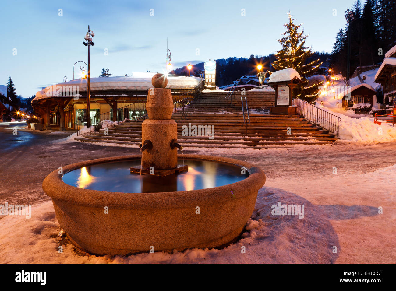 Brunnen und Weihnachtsbaum in Megeve am Morgen, Französische Alpen Stockfoto